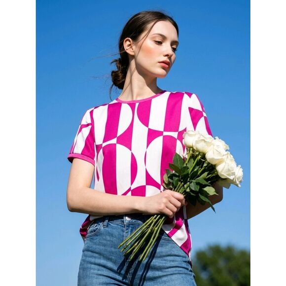 that's me Tops - Women’s Short Sleeve Geometric Tee in Magenta and White